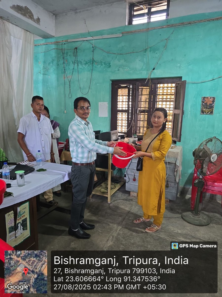 CsrtiBerhampore's tweet image. On 27.08.25, 40 sericulture farmers of Bishramganj, Tripura were trained in mulberry disease and pest management, under &quot;Mera Resham Mera Abhiman&quot; program. The event was concluded QnA and small gifts for winners to encourage them.
#MRMA #CSB #CSRTIbhp #Tripurasericulture