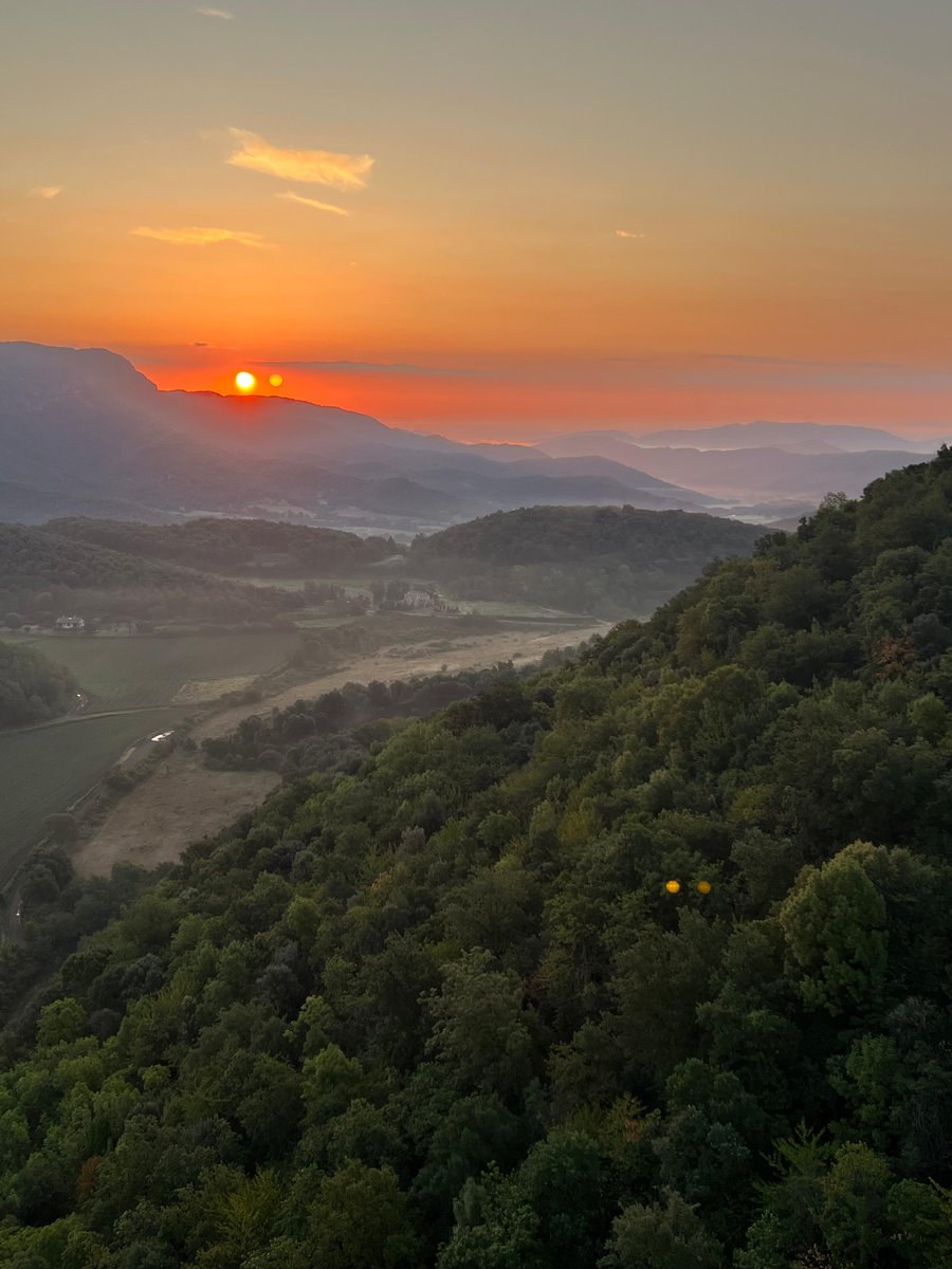 A mesura que passa l’estiu, el sol triga una mica més a sortir. I així podem contemplar aquestes sortides de sol tan boniques des del globus.