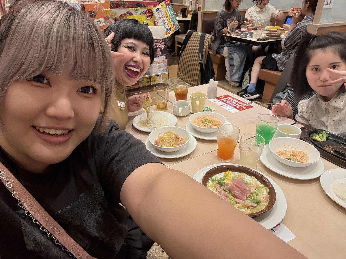 samenouroko's tweet image. いちごいちえありがとうございました！！！！とても楽しいライブになりました、幸せです🫶🏻
最強の女性芸人像も決まり、目指すものが見えやすくなりましたね🎶🎶
ガストで大量の炭水化物を食べるなっちゃんがあまりに眩しかった