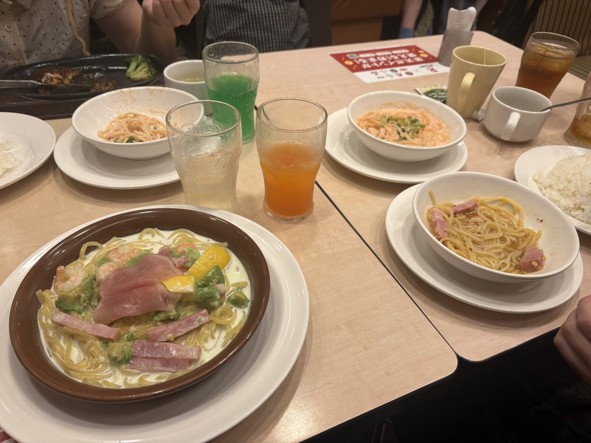 samenouroko's tweet image. いちごいちえありがとうございました！！！！とても楽しいライブになりました、幸せです🫶🏻
最強の女性芸人像も決まり、目指すものが見えやすくなりましたね🎶🎶
ガストで大量の炭水化物を食べるなっちゃんがあまりに眩しかった