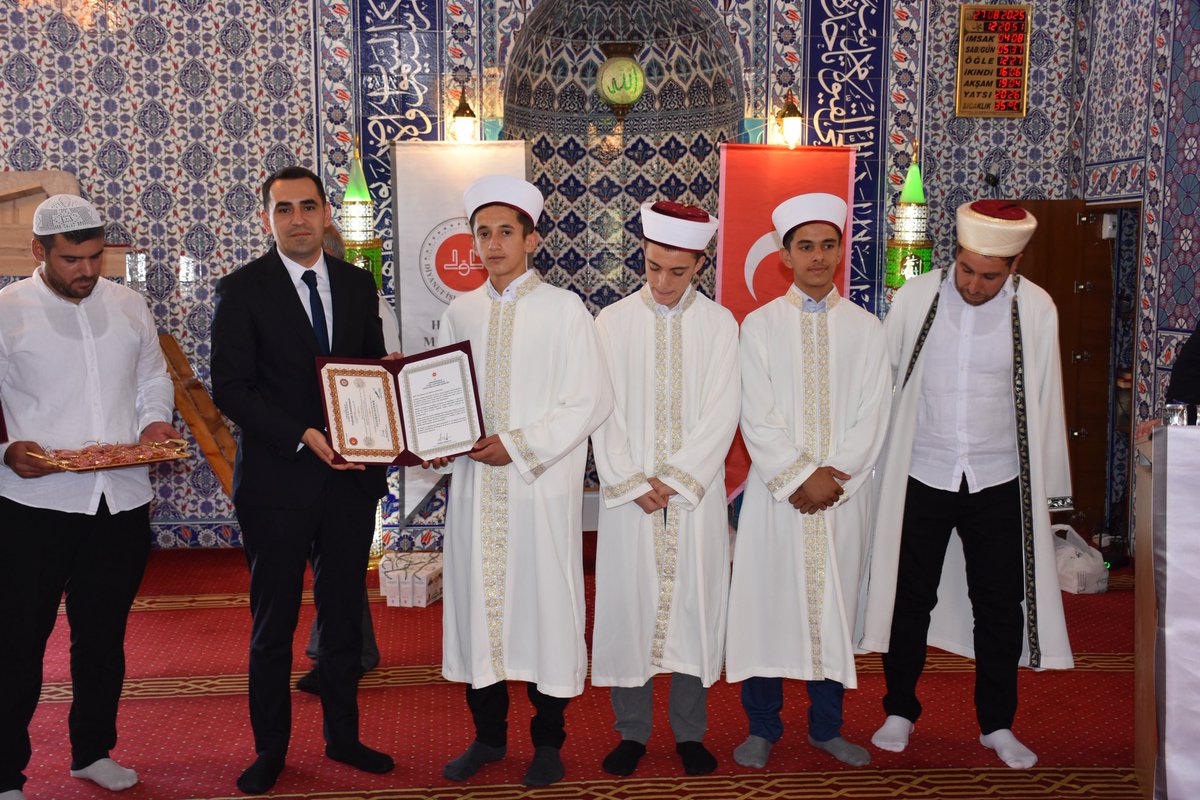 Kaymakamımız Sayın Mevlana KÜRKCÜ, İlçe Müftülüğümüze bağlı İmam Şafi Erkek Öğrenci yatılı Kur’an  Kursu’nda Kur’an-ı Kerim’i hıfzeden 12 Hafızımızın İcazet alacağı Seyyid Bedrettin Camii’nde düzenlenen konuşmacı olarak Diyarbakır İl Müftüsü Celal BÜYÜK’ün  bulunduğu ‘’Hafızlık