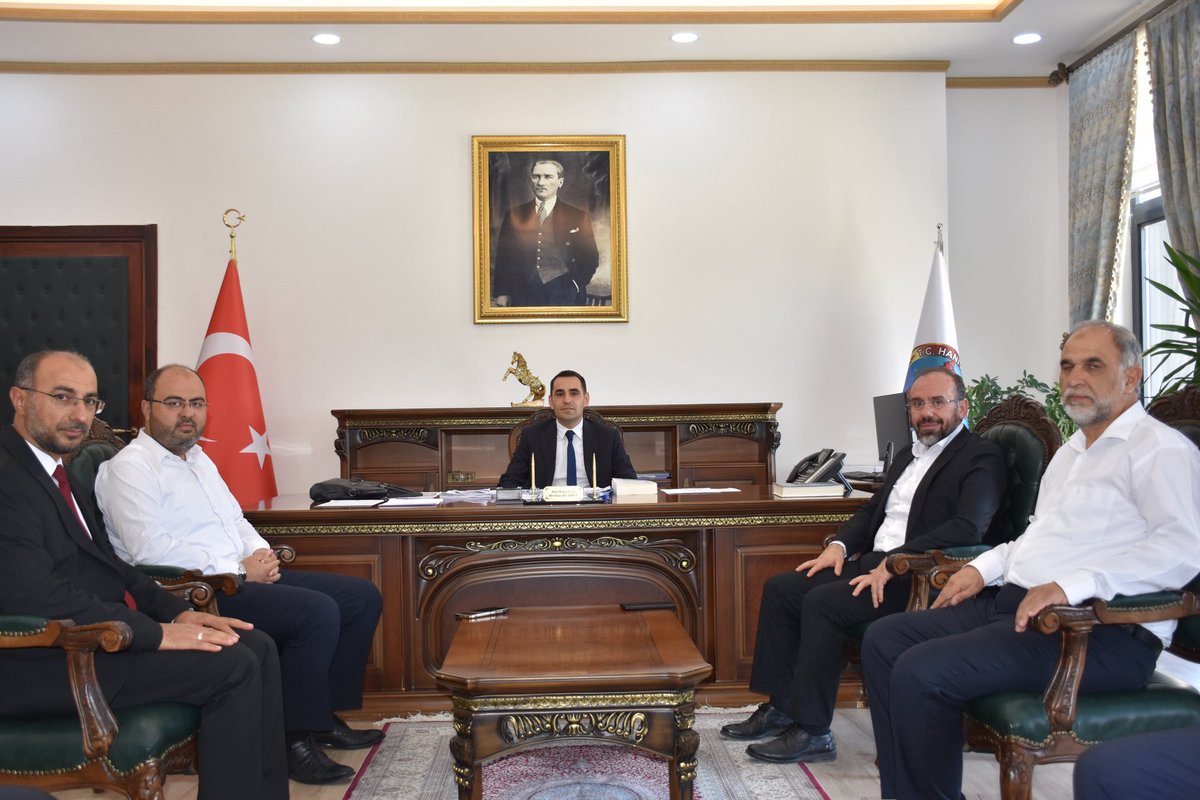 Diyarbakır İl Müftüsü Celal BÜYÜK beraberindekiler ile birlikte  Kaymakamımız Sayın Mevlana KÜRKCÜ’yü makamında ziyaret ettiler.