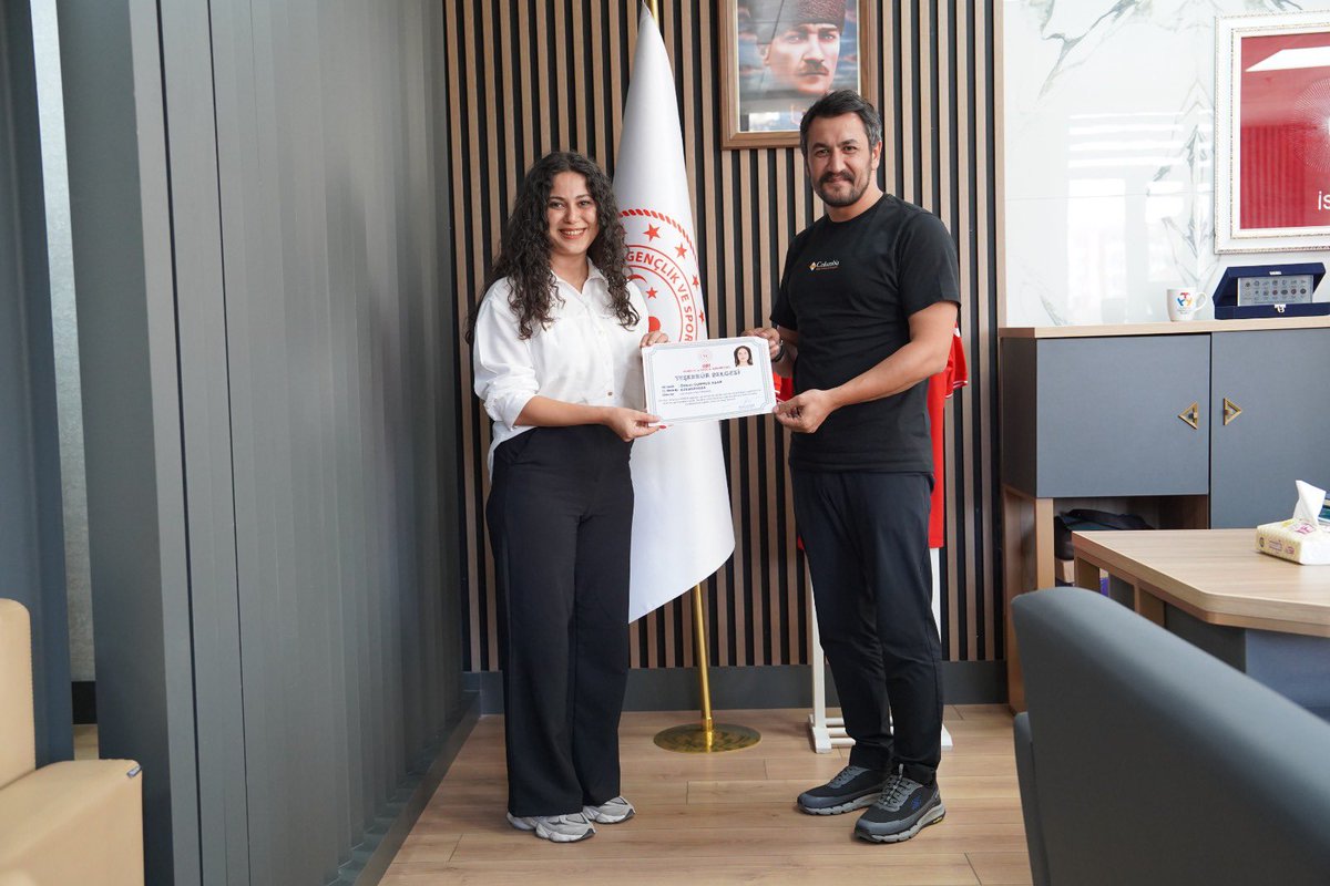 GSB_Siirt's tweet photo. Siirt Gençlik ve Spor İl Müdürlüğümüzde, özverili çalışmalarıyla fark edilen Özlem Durmuş Aşar ve Seyfettin Dizek, ayın personeli seçildi.  İl Müdürümüz İsmail Çalgan, kıymetli emeklerinden dolayı personellerimize teşekkür belgesi takdim ederek başarılarının devamını diledi. https://t.co/IxbnAx23Nx