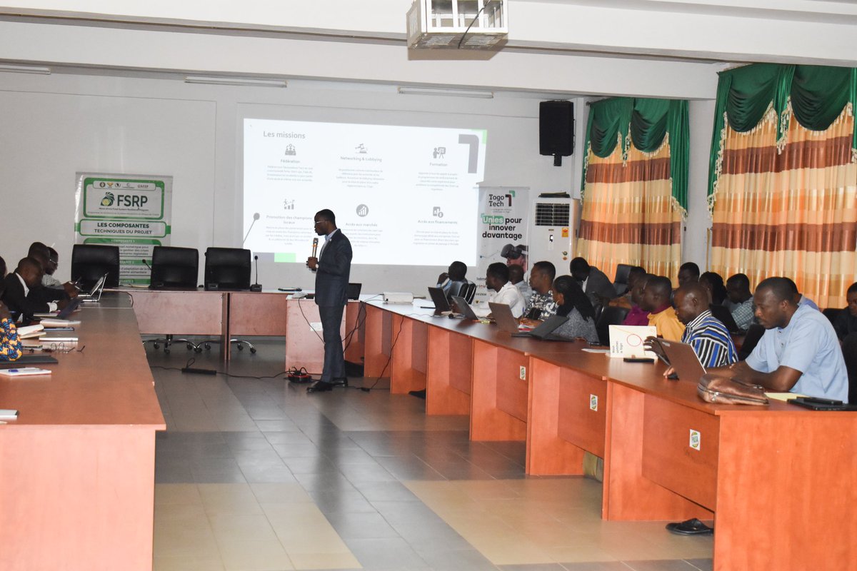 togotech1's tweet image. TogoTech au cœur de l’innovation agricole 

Le 22 août 2025, à Lomé, s’est tenue une rencontre préparatoire du Hackathon Togo AgTech, réunissant les candidats présélectionnés, les équipes techniques du ministère, les partenaires et TogoTech.

#togotech #togoagtech #fsrptogo