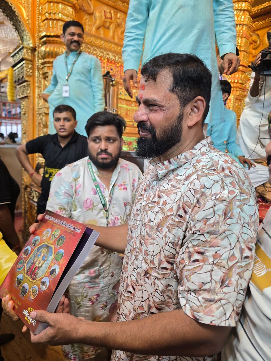 एकदंताय विद्‍महे, वक्रतुण्डाय धीमहि, तन्नो दंती प्रचोदयात।

आज मुंबई के प्रसिद्ध 'लालबाग के राजा' श्रीगणेश जी के दर्शन व पूजा-अर्चना का सौभाग्य प्राप्त हुआ।