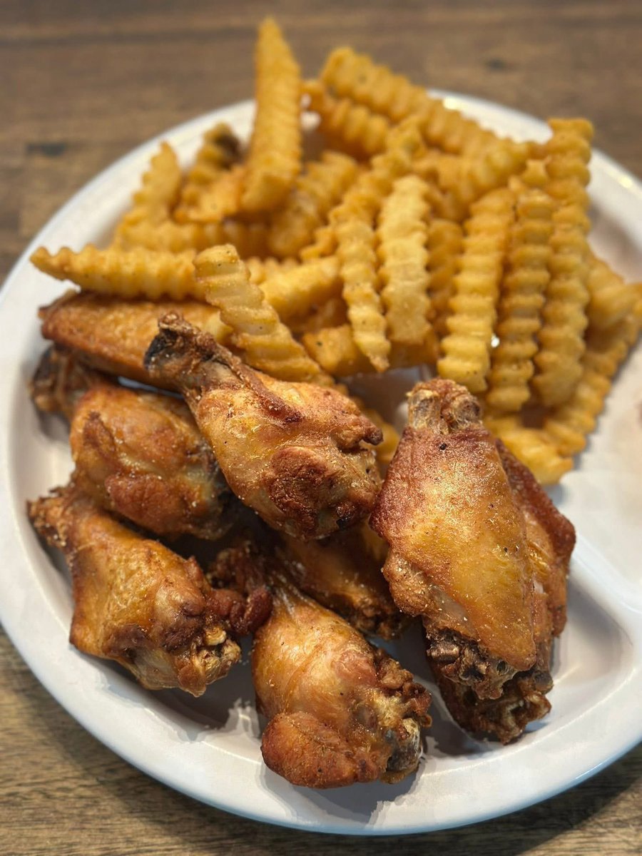 🔥 Midweek = Flavor 🔥
Today’s specials:
🍗 Fried Chicken
🥩 Beef Tips over Rice
🔥 Baked Chicken

Plus burgers, wings &amp; more from the full menu.
Swing by &amp; make your Wednesday delicious! 😋🍽️