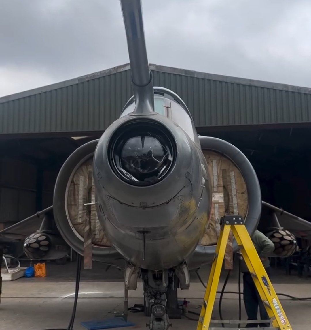 Tokkotai___'s tweet image. Podrá parecer una gilipollez, pero tras hacer visto fotos y vídeos de Harrier GR.3 desde que era un crío, nunca había visto el sistema con el protector abierto
El #LRMTS permitía realizar ataques CCIP/CCRP y rastrear blancos iluminados por un designador láser y atacarlos con LGBs