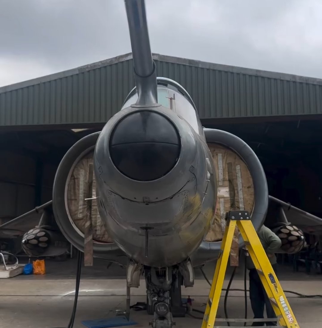 Tokkotai___'s tweet image. Podrá parecer una gilipollez, pero tras hacer visto fotos y vídeos de Harrier GR.3 desde que era un crío, nunca había visto el sistema con el protector abierto
El #LRMTS permitía realizar ataques CCIP/CCRP y rastrear blancos iluminados por un designador láser y atacarlos con LGBs