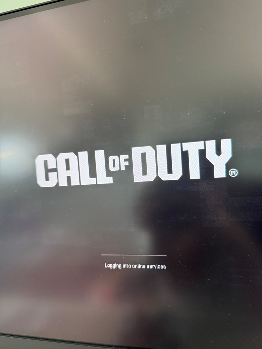 misslaneyx's tweet photo. I can’t login - stuck on logging into online services on call of duty #warzone #callofduty https://t.co/upn8rU9ls2