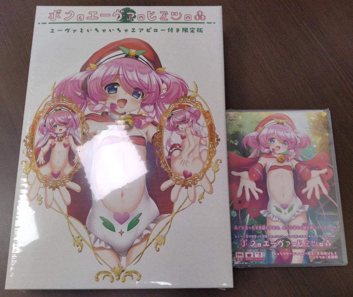 担当Rです🍜🍥
｢ボクとエーヴァのヒミツの森｣
限定版と通常版のサンプルが届きました！
内容詳細は、
【画像左】限定版
エアピロー本体＋エーヴァエアピローカバー＋通常版（トールケース）＋特典DLCカード
【画像右】通常版
ゲーム本体＋特典DLCカード
になります！