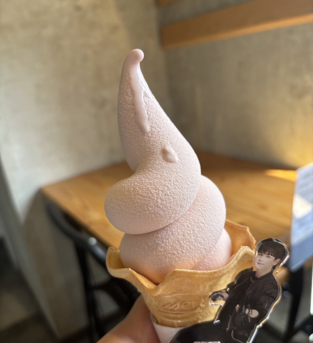 aaapon811's tweet photo. ほら豆、おいしいソフトクリームだよ🍦

小樽で食べたソルト味のソフトクリーム
あっさりしてるから食い倒れの旅北海道でもお腹にたまらなくてよい
#COTARU #小樽 #豆原一成 https://t.co/nltWbGOOxG