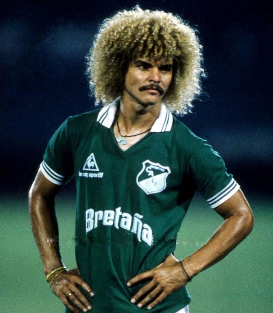 Cómo le luce la camiseta al mono.