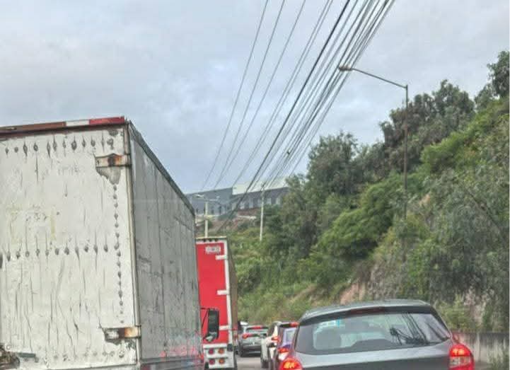 🚫🚛🤳🏻 Reportan, caos vial otra vez en #SanMartínObispo, Cuautitlán #Izcalli; la fila de tráilers es kilométrica y está afectando la autopista México-Querétaro, esta mañana.