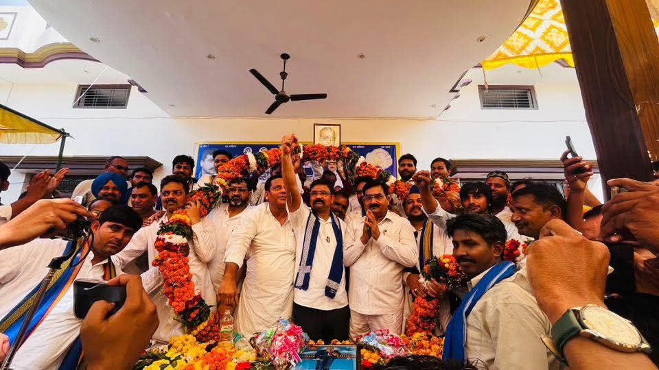 VinayRatanSingh's tweet photo. भीम आर्मी (आजाद समाज पार्टी) यूनिट- मुज़फ्फरनगर के तत्वावधान में शाहपुर में आयोजित कार्यकर्ता सम्मेलन में जन संबोधन करते हुए सामाजिक,आर्थिक व राजैतिक परिवर्तन करने का संदेश दिया इस दौरान सैकड़ो साथियो को सदस्यता ग्रहण कराई https://t.co/PbbX7KxUn6