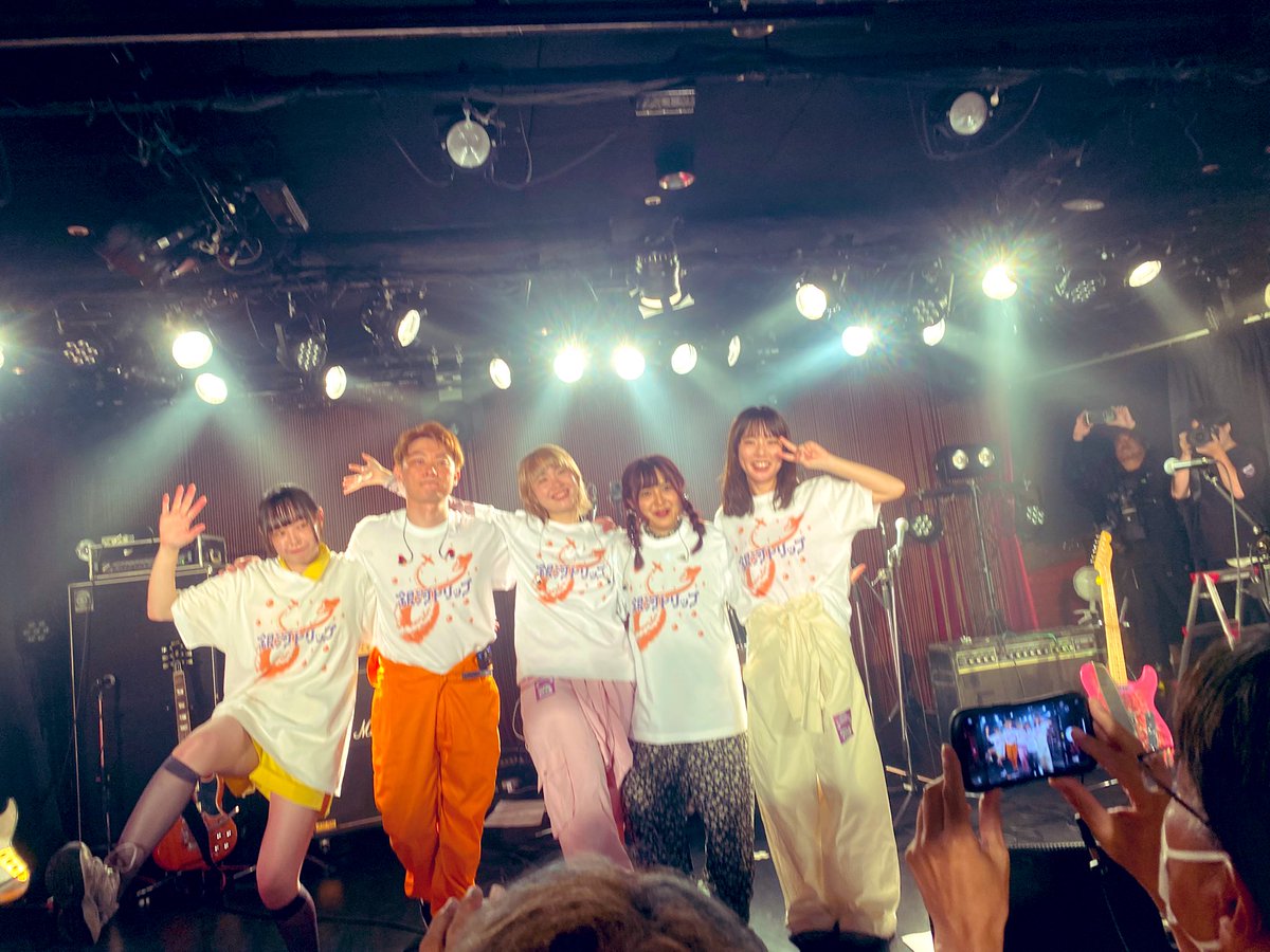 fumimebaru's tweet photo. #uchudan @下北沢　#宇宙�� pre. ”満天 vol.3”に行って来ました。宇宙団の世界観は自由で優しい。だけどリアルな日常に寄り添ってくれる。自分にとってライブハウスは生のアーティストの魅了そのものが作品なんだと気付かせてくれる宝の空間。より広い世界🌏に進む宇宙団の軌跡に立ち会えた一夜だった https://t.co/LUqEMGBcOA