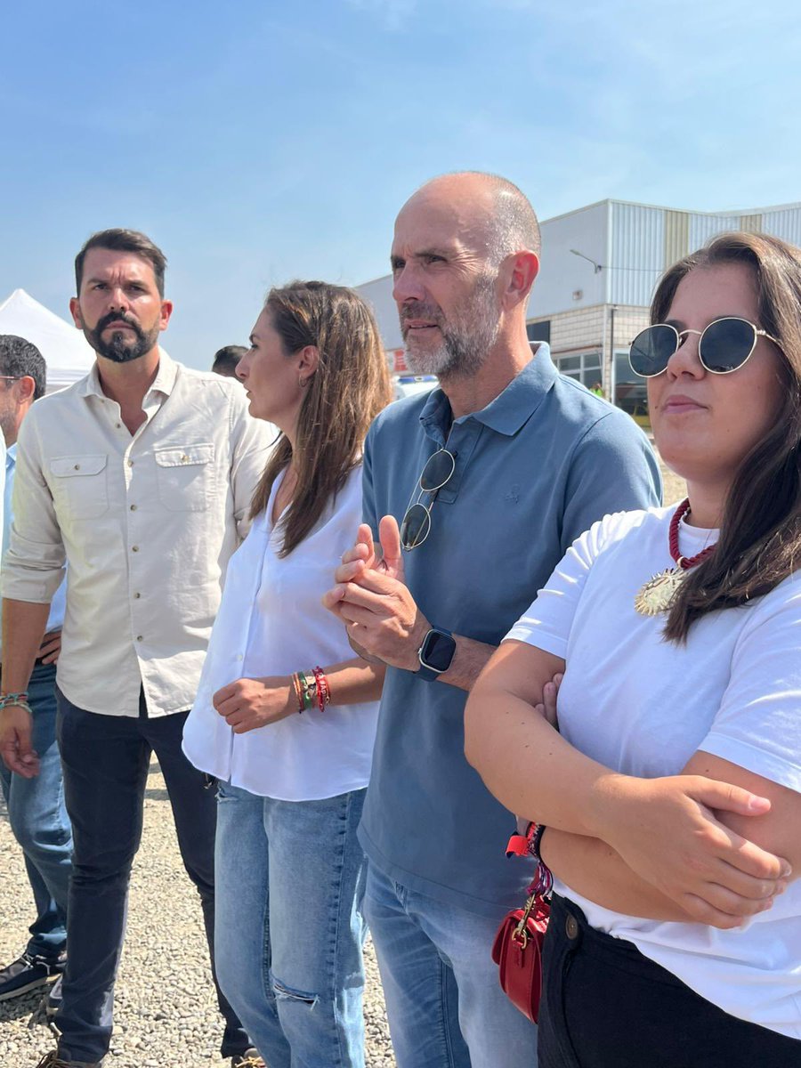 <a href="/MejiasTapia/">Manuel Mejias Tapia</a> Anda! Uno de los mariachis que solo fuisteis de palmeros de <a href="/sanchezcastejon/">Pedro Sánchez</a> .

La playa bien? Os duele la espalda de la tumbona ??