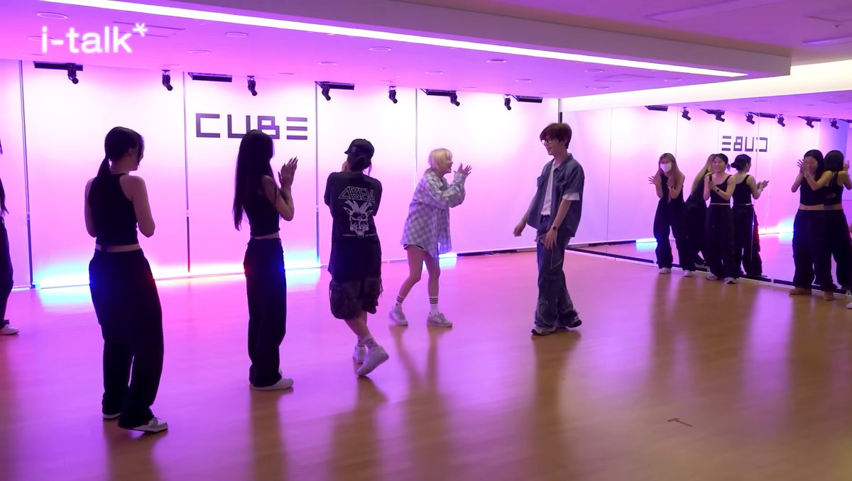 zhtheworld's tweet image. the way it's giving