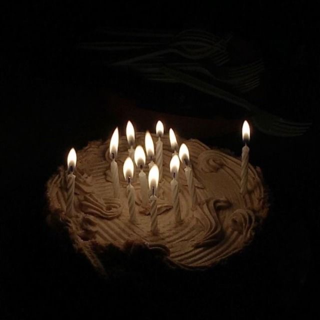 ??? | Aug 27 | 08.30 PM.
| Happy Birthday |

เสียงนาฬิกากำลังก้าวสู่เวลาใหม่แต่ภายในห้องกลับมีเพียงแสงเทียนที่สั่นไหวบนเค้กก้อนเล็กตรงหน้า

เกรย์สันนั่งอยู่ตรงนั้นสีหน้าเรียบเฉย ราวกับไม่ได้รู้สึกอะไรถึง 'วันเกิด' ที่ควรจะเปี่ยมไปด้วยรอยยิ้มและเสียงหัวเราะเลยสักนิด