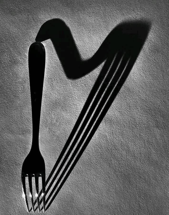 " لا تصدّق كلّّ ما تسمعه عن الناّس :
فالشّخص المقصود قد يكون مستقيماً لكن من يعكس صورته هو  المائل