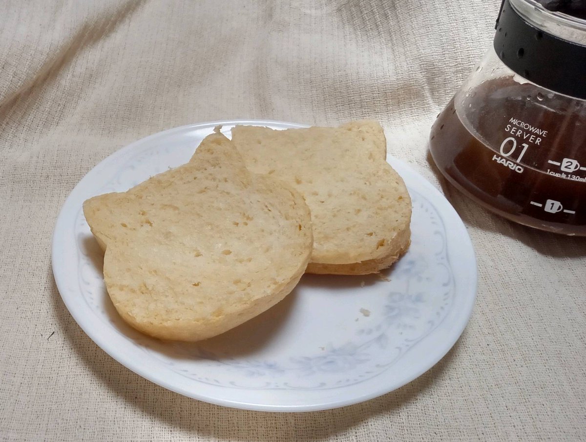 モフリーさんのアウトレットセールに行ってきました。制作に使えそうなアレコレとかサーバーとか。画像は譲ってもらった猫型で焼いたパンと貴重な水出しコーヒー(あと１回分)