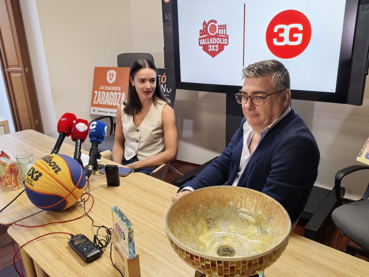 MARCA VALLADOLID (@marcavalladolid) on Twitter photo 🔊 Disponible en PODCAST nuestro #DMValladolid de hoy con <a href="/jesus_pucela/">Jesús Pérez Baraja</a>
🗣️ Entrevista a <a href="/gabo_solares/">Gabo Solares</a>
🆕 Actualidad y mercado de fichajes <a href="/realvalladolid/">Real Valladolid C.F.</a> <a href="/Adrian_Gomez99/">Adrián Gómez</a>
🏆 Trofeo <a href="/Dip_Va/">Diputación de Valladolid</a>
🏉 <a href="/Chami_Rugby/">Club de Rugby El Salvador🏉</a>
⚽ <a href="/AyuntamientoVLL/">Ayto. de Valladolid</a>
🏀 <a href="/Valladolid3x3/">3G Valladolid 3x3</a>
▶ivoox.com/27-08-2025-dir… 🔊 Disponible en PODCAST nuestro #DMValladolid de hoy con <a href="/jesus_pucela/">Jesús Pérez Baraja</a>
🗣️ Entrevista a <a href="/gabo_solares/">Gabo Solares</a>
🆕 Actualidad y mercado de fichajes <a href="/realvalladolid/">Real Valladolid C.F.</a> <a href="/Adrian_Gomez99/">Adrián Gómez</a>
🏆 Trofeo <a href="/Dip_Va/">Diputación de Valladolid</a>
🏉 <a href="/Chami_Rugby/">Club de Rugby El Salvador🏉</a>
⚽ <a href="/AyuntamientoVLL/">Ayto. de Valladolid</a>
🏀 <a href="/Valladolid3x3/">3G Valladolid 3x3</a>
▶ivoox.com/27-08-2025-dir…