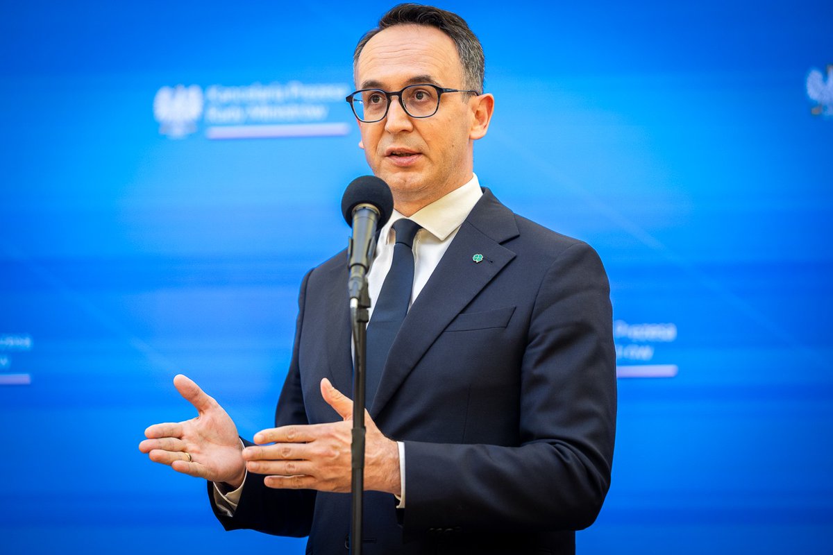 -  Zrezygnowaliśmy z zagranicznego konsorcjum, jako mniejszościowego  inwestora dla części lotniskowej projektu, a postawiliśmy na polski kapitał. Nowe lotnisko będzie nadzorowane przez Polskie Porty Lotnicze, które zarządzają Okęciem. Zyski z nowego  lotniska pozostaną w Polsce,