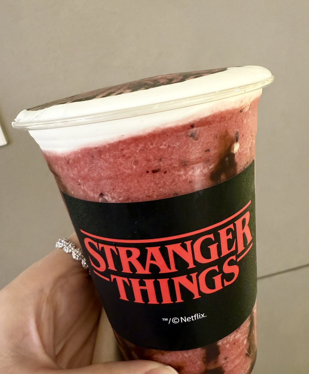 タイ🇹🇭と全然関係ないけど、こないだ飲んだniko and…カフェ
Stranger Thingsのデモゴルゴンのブラッドオレンジスムージー美味しかったよ