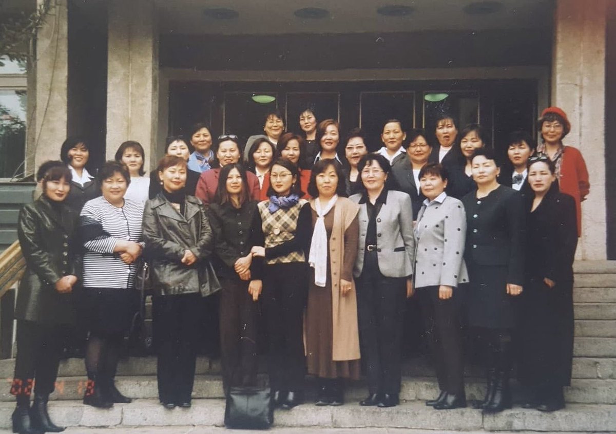 2000.12.06-ны өдөр Ардчиллын төлөөх 5-н нам нэгдэж АН байгуулагдсан. АН-ын ҮЗХ-ны анхны эмэгтэй гишүүд. Урьд эгнээний голд цэнхэр эрээн алчуур зангидсан, нүдний шилтэй залуу бүсгүй бол одоогийн УИХ-ын гишүүн Ж. Баярмаа. Тэр тухайн үеийн ҮЗХ-ны гишүүдийн хамгийн залуу нь байсан.