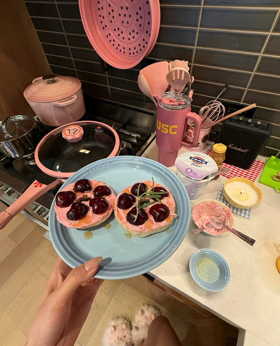 EmilyEmily732's tweet image. Yogurt + jam + cherries = a little happy breakfast 🍒✨ Every day lived with care tastes delicious.
#BreakfastVibes #LittleHappiness #DeliciousLife #FoodieMood