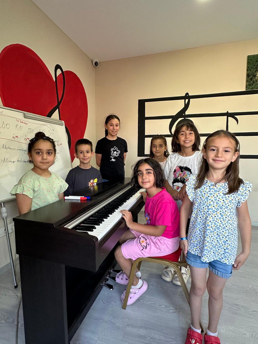 Yaz Spor Okullarımızda yüzme, gitar ve piyano kurslarımız tüm enerjisiyle devam ediyor…
🎶🏊‍♂️🎹

Çocuklarımız hem eğleniyor hem de yeni yetenekler kazanıyor.
Geleceğe güvenle bakan, donanımlı nesiller yetişmesi için çalışıyoruz. 

#BuŞehirHepimizin