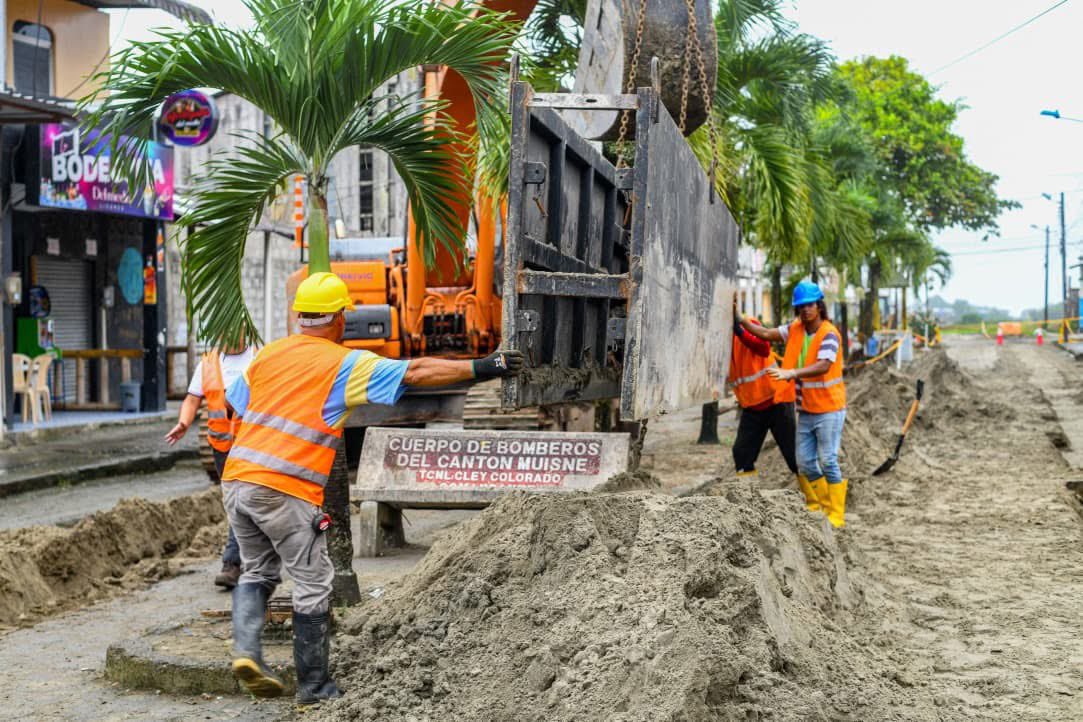 MuisneAlcaldia's tweet photo. 🚰 #PlanVida l El agua potable día a día continúa su marcha en Muisne.
En la calle 5 de Agosto seguimos trabajando con firmeza y compromiso.
Cada paso nos acerca más a este gran sueño: ¡Agua potable para Muisne! 💧
#AguaPotable #ObrasQueTransforman https://t.co/YIHtI70tCU