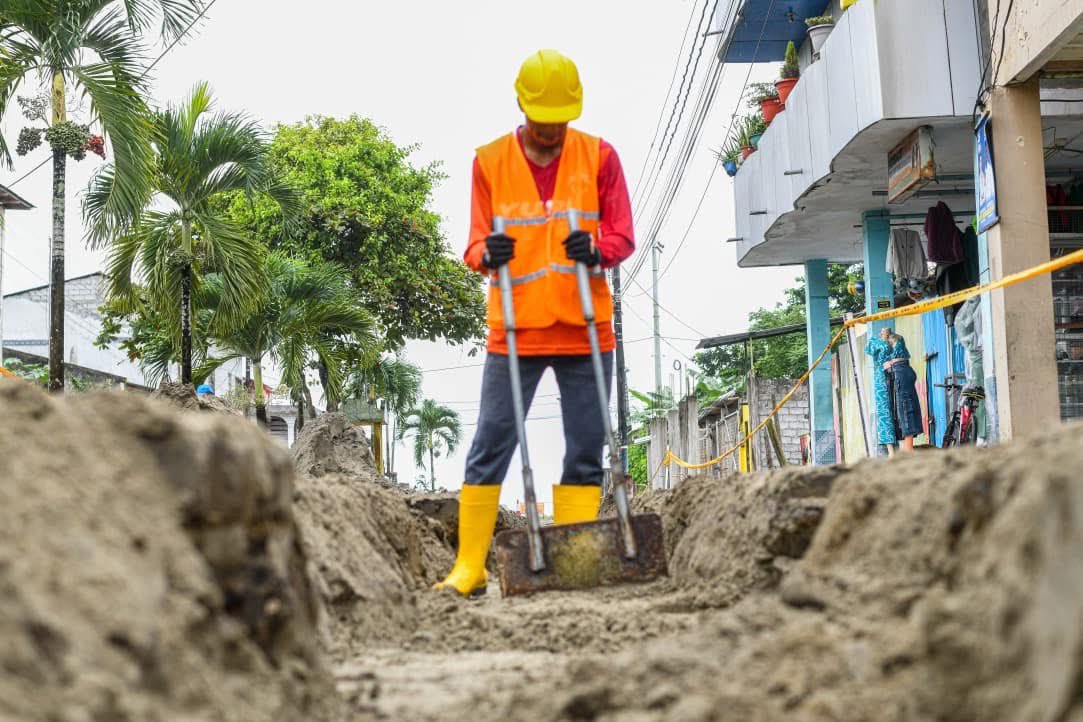 MuisneAlcaldia's tweet photo. 🚰 #PlanVida l El agua potable día a día continúa su marcha en Muisne.
En la calle 5 de Agosto seguimos trabajando con firmeza y compromiso.
Cada paso nos acerca más a este gran sueño: ¡Agua potable para Muisne! 💧
#AguaPotable #ObrasQueTransforman https://t.co/YIHtI70tCU