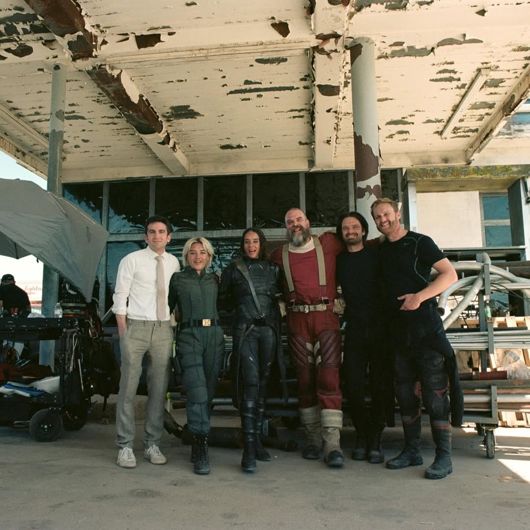 📷| Nova foto de Sebastian Stan com seus colegas de elenco, Florence Pugh, Hannah John Kamen, David Harbour, Wyatt Russell e o diretor Jake Schreier, nos bastidores do filme “Thunderbolts*”.

📲: Jake Schreier via Instagram.