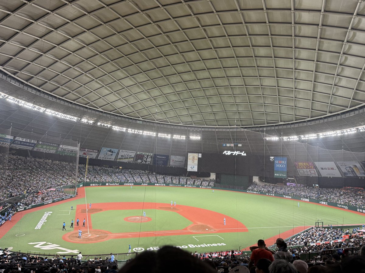 30年近く球場に通っていますが、初めて試合中に停電してしまいました。
でも予備電源が作動したおかげで、停電していてもこの明るさで試合続行しました⚾️

僕はベルーナドームが大好きです。
#seibuIions