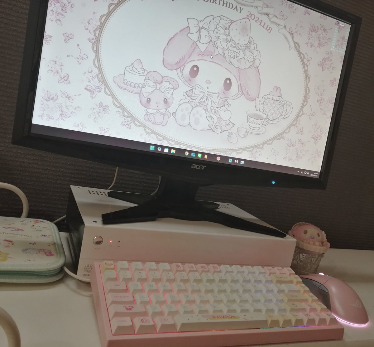 次に、倒産したAbee製のPCケースのパソコンの上に液晶ディスプレイを置いてコンパクトにまとめました。って、かなり昔のパソコンっぽい。
#desksetup
