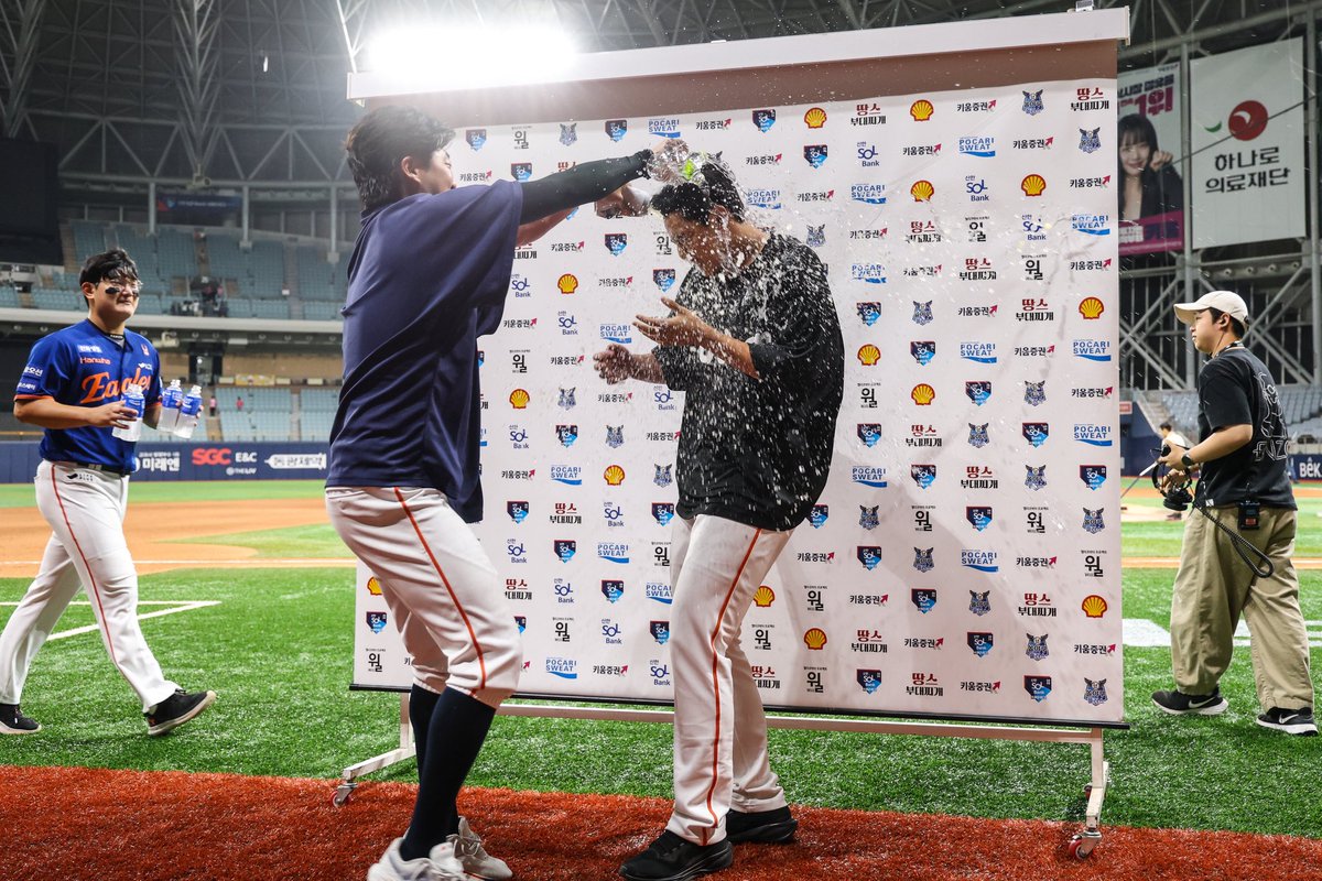 #문동주 10승 기념 워터밤 개최💦

김범수의 주도로 시작된 워터밤.. 김범수가 물병을 들고 나오자 대부님(류현진)이 합류했고 뒤따라 후배 투수들이 아이스박스에 물을 가득채워 달려나와 순식간에 판이 커졌다고..

지나가던 노시환은 자기도 해보고 싶었다며 투수들 사이를 비집고 들어왔음😂