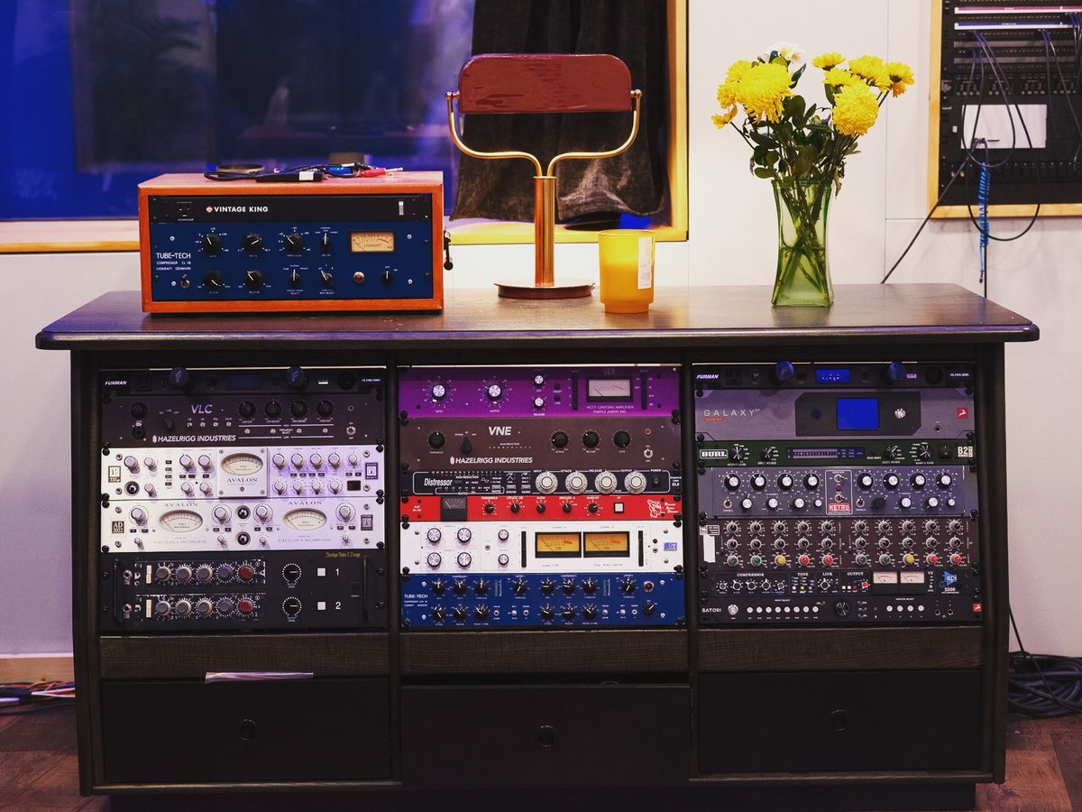 Which piece in this rack are you reaching for first? 🎛

📷 Hayden Flack (@haydenflackmusic)