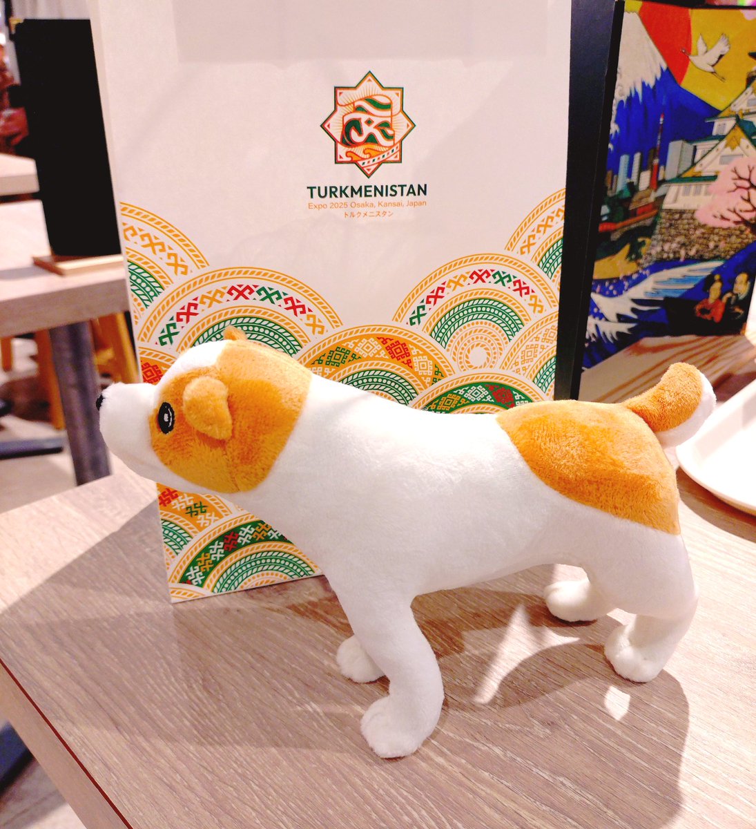 トルクメニスタンの国犬アラバイのグッズがいろいろあって、ぬいぐるみ