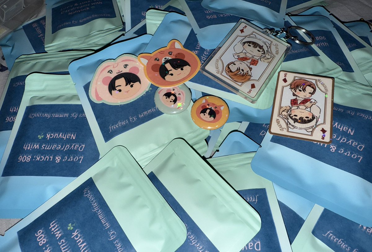 𝐿💗𝓋𝑒 &amp; ʟᴜᴄᴋ: 806 𝘋𝘢𝘺𝘥𝘳𝘦𝘢𝘮𝘴 with Nahyuck 🍀

hi i will be giving away keyrings, button pins &amp; stickers (limited quantity

art by: <a href="/holograpeach/">chon @ StickerCon: From The Archives</a> &amp; <a href="/oorangeflower/">luwi</a> 

<a href="/nahyuckph/">NAHYUCK PH</a> #806DaydreamsWithNahyuck