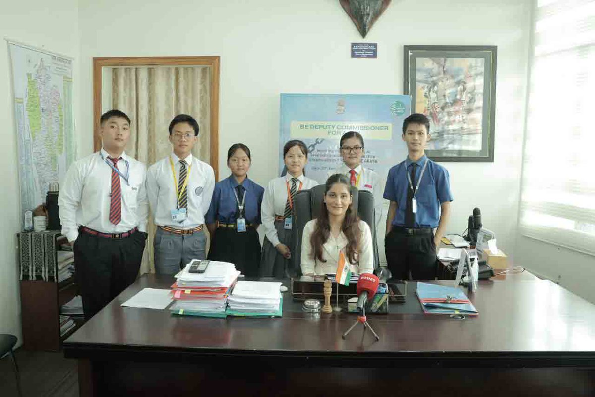 dclunglei's tweet image. Lunglei DC Pi Navneet Mann, IAS led the unique 🚨“Be Deputy Commissioner for a Day” 🚨 under #NashaMuktBharat. 6 students stepped into the DC’s role—learning leadership, governance &amp;amp; saying NO to drugs 💪🌱. Similar initiatives to follow via SDO(C)/BDOs. #BreakingTheChain