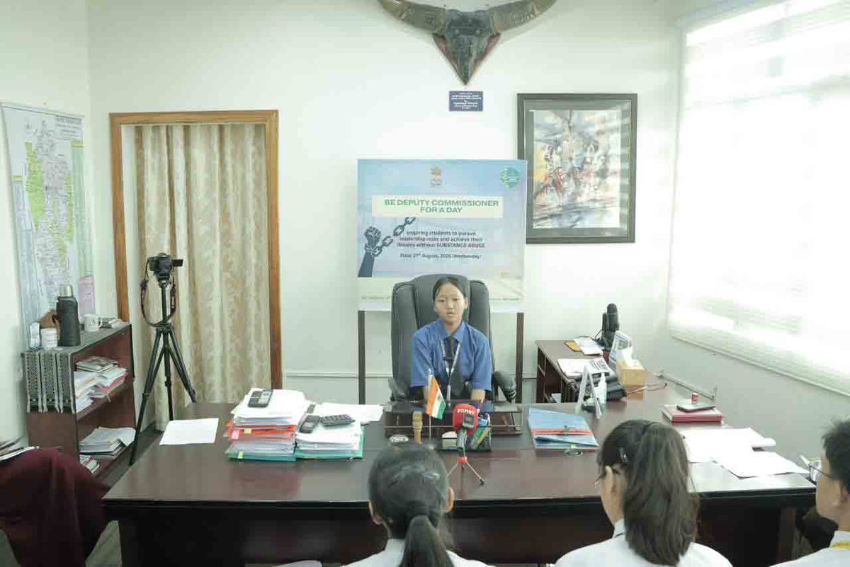 dclunglei's tweet image. Lunglei DC Pi Navneet Mann, IAS led the unique 🚨“Be Deputy Commissioner for a Day” 🚨 under #NashaMuktBharat. 6 students stepped into the DC’s role—learning leadership, governance &amp;amp; saying NO to drugs 💪🌱. Similar initiatives to follow via SDO(C)/BDOs. #BreakingTheChain