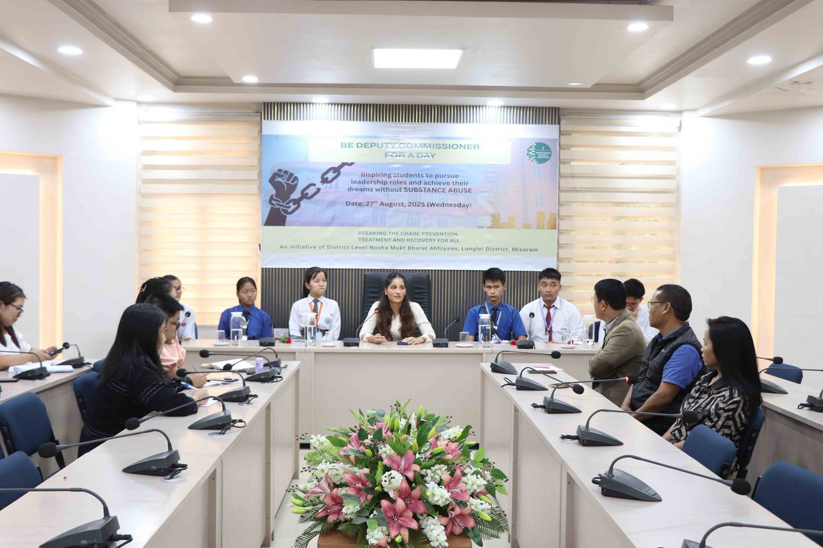 dclunglei's tweet image. Lunglei DC Pi Navneet Mann, IAS led the unique 🚨“Be Deputy Commissioner for a Day” 🚨 under #NashaMuktBharat. 6 students stepped into the DC’s role—learning leadership, governance &amp;amp; saying NO to drugs 💪🌱. Similar initiatives to follow via SDO(C)/BDOs. #BreakingTheChain