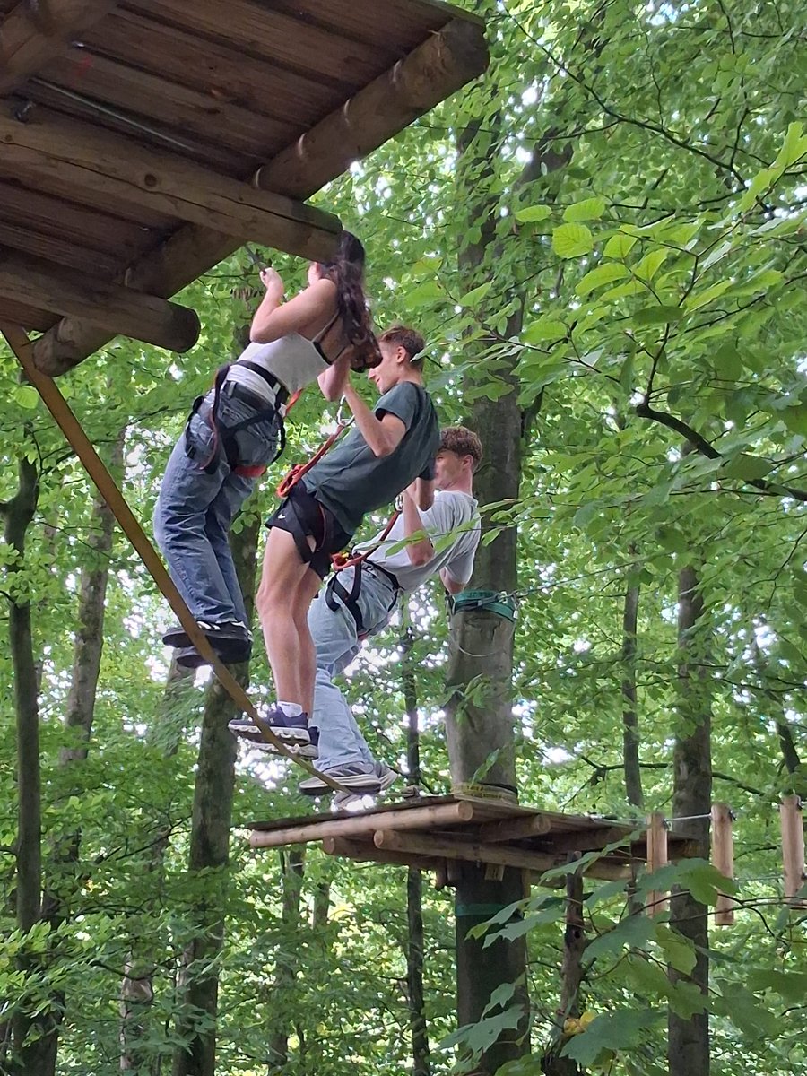 In #GPCBadIburg, on Wednesday we had grammar revision, perfecting our perfect &amp; imperfect tense knowledge, and then the group got to experience the power of nature at the 'Kletterwald' in the Teutoburger forest. Trees, water therapy, and teamwork!