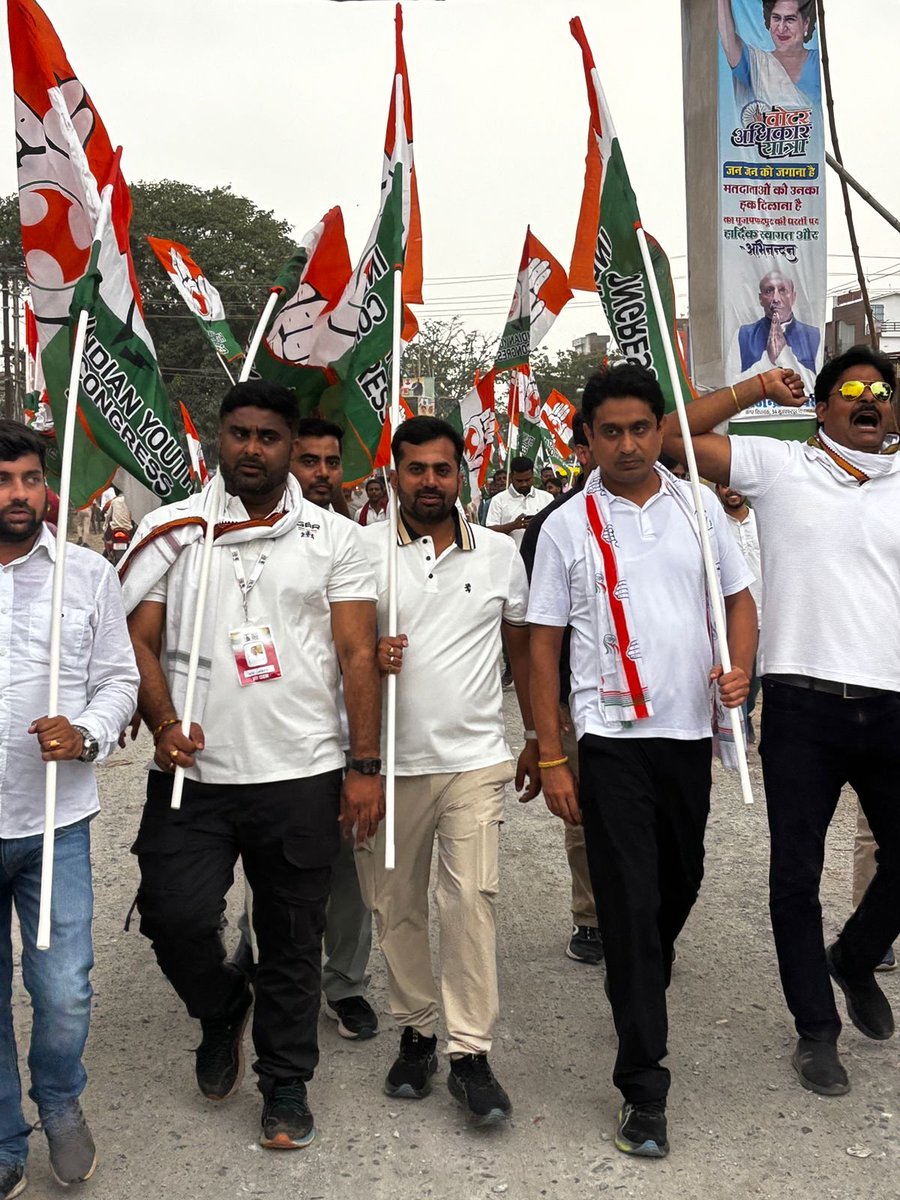 ErPankajshukla2's tweet image. Day 11 &apos;वोटर अधिकार यात्रा बिहार मुज़फ़्फ़रपुर &apos;

हमारे नेता राहुल गाँधी जी के संग न्याय का योद्धा बनकर आज वोटर अधिकार यात्रा मे युवा कांग्रेस राष्ट्रीय अध्यक्ष श्री उदय भानु चिब जी एवं प्रदेश अध्यक्ष आकाश शर्मा के साथ कदम से कदम बढ़ाया।