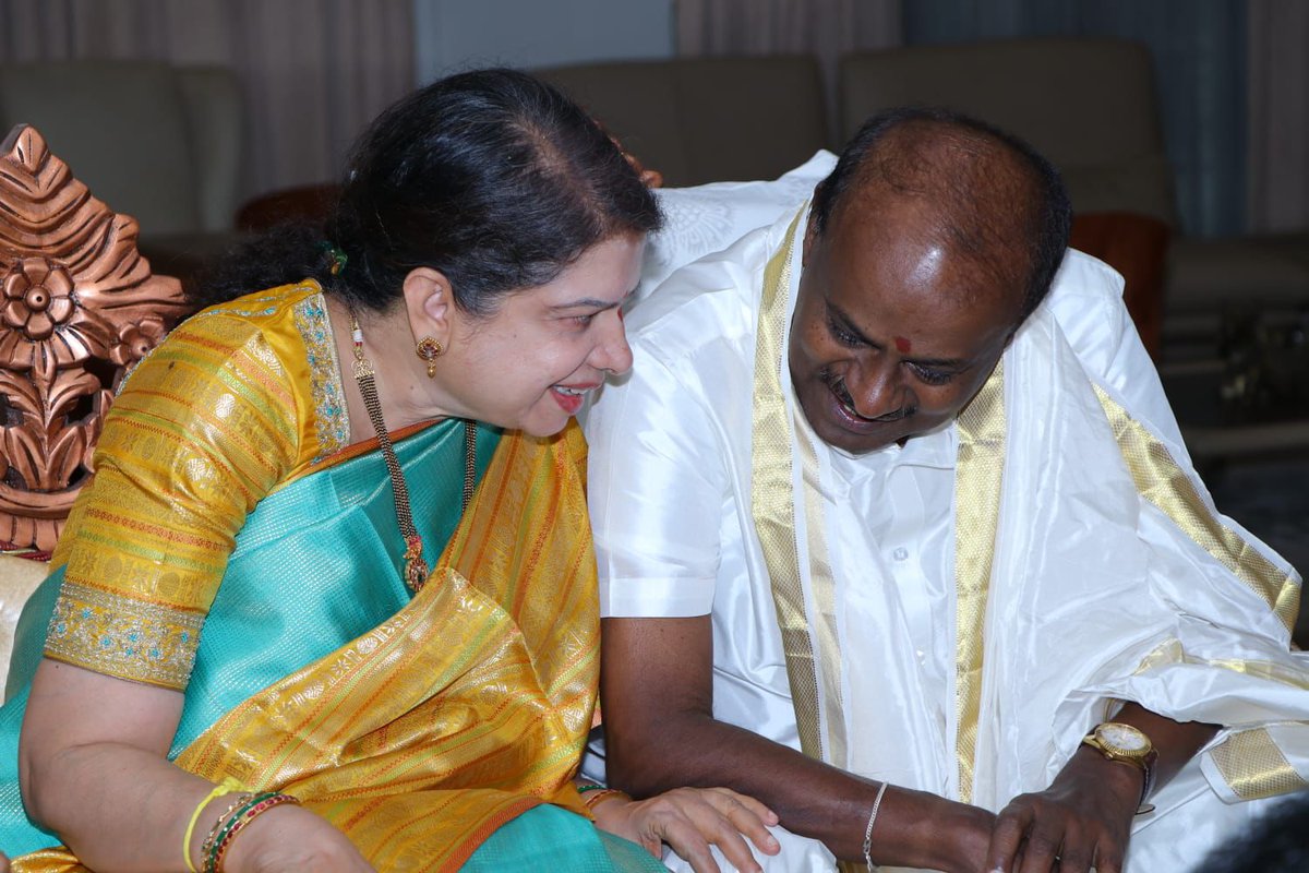 hd_kumaraswamy's tweet photo. ಬೆಂಗಳೂರಿನ ನಿವಾಸದಲ್ಲಿ ಕುಟುಂಬ ಸಮೇತ ಶ್ರೀ ಗಣೇಶ ಚತುರ್ಥಿಯನ್ನು ಭಕ್ತಿ-ಶ್ರದ್ಧೆಯಿಂದ ಆಚರಿಸಲಾಯಿತು. 

ಸರ್ವಶಕ್ತನಾದ ಶ್ರೀ ವಿನಾಯಕನಿಗೆ ಪೂಜೆ ಸಲ್ಲಿಸಿ ಸರ್ವರಿಗೂ ಶುಭವುಂಟಾಗಲಿ ಹಾಗೂ ಎಲ್ಲರ ಮನೆ ಮನದಲ್ಲಿ ಸುಖ ಶಾಂತಿ, ನೆಮ್ಮದಿ ಸಮೃದ್ಧಿ ನೆಲೆಸುವಂತೆ ಮಾಡಲಿ ಎಂದು ಪ್ರಾರ್ಥಿಸಲಾಯಿತು.
#ಗಣೇಶಚತುರ್ಥಿ 
#GaneshChaturthi2025 https://t.co/nRrnTwVwCz