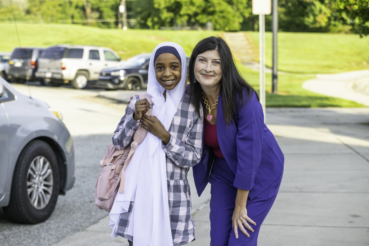 GCSchoolsNC's tweet image. #BackToGCS | On the first day back in GCS, Superintendent Dr. Oakley greeted students at Southern Middle as they were dropped off.🚍

This is the first step in another great adventure for these scholars.📚