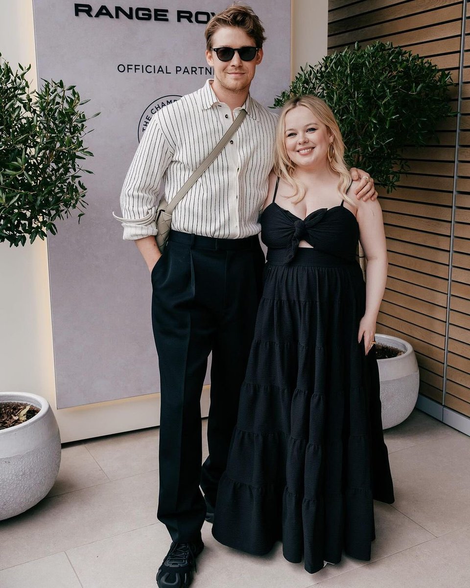 bisexualoliviab's tweet image. just saw the first tweet to annoy me enough to enter the #discourse but instead i’ll just put this here and say that the romantic dramedy machine is calling for these two and they should pick up the phone!!
