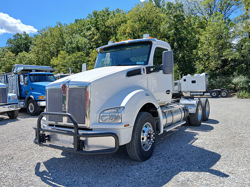 2019 Kenworth T880 Day Cab Truck for Sale. Equipped with Cummins X15, 400 HP, manual 10-speed TRNS. Features: 3/4 Lockers, Large DEF Tank, 135-gallon Fuel Capacity, and more.

Stock Number: 25P069T

Pricing/Specs/Features:
coopskw.com/product/used-k…

Contact:
coopskw.com/contact-us