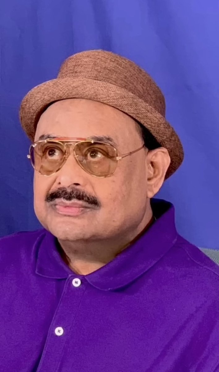AltafHussain_90's tweet photo. پاکستان میں ڈیموکریسی نہیں بلکہ فیوڈوکریسی کاراج ہے
۔۔۔۔۔۔۔۔۔۔۔۔۔۔۔۔۔۔۔۔۔۔۔۔۔۔۔۔۔۔۔۔۔۔۔۔۔

پاکستان کوقائم ہوئے 78برس گزرچکے ہیں لیکن آج بھی ہر شہری کے ذہن میں ایک ہی سوال ہے کہ کیا پاکستان ایک آزاد ملک ہے؟ہم اپنی پالیسیاں بنانے میں آزاد اورخودمختار ہیں؟ انڈیااور پاکستان ایک ساتھ ہی آزاد ہوئے تھے لیکن اگرہم دونوں ملکوں کاموازنہ کریں تو یہ بات سامنے آتی ہے کہ انڈیاحقیقی معنوں میں ایک آزاداورخودمختارملک کی حیثیت سے وجودرکھتاہے جوکسی بھی بیرونی طاقت سے ڈکٹیشن نہیں لیتا۔اگرحالیہ دنوں کی ہی مثال لی جائے تو امریکہ کی جانب سے انڈیا پر روس سے تیل نہ خریدنے کے تمام تردباؤ اور دھمکیوں کے باوجود انڈیااپنی پالیسی میں تبدیلی کرنے اور امریکہ سے کسی قسم کی ڈکٹیشن لینے کے لئے تیارنہیں ہے۔ دوسری جانب اس بات سے کوئی انکارنہیں کرسکتا کہ پاکستان اپنی خارجہ پالیسی بنانے میں آزاد نہیں ہے، ہماری خارجہ پالیسی بیرونی قوتوں کی مرضی ومنشاکے مطابق بنائی جاتی ہے اوراس میں بیرونی قوتوں کے مفادات کا خیال رکھاجاتا ہے۔ اس صورتحال کا سبب پاکستان میں رائج فرسودہ جاگیردارانہ نظام اور2 فیصد مراعات یافتہ اشرافیہ کاتسلط ہے۔
انڈیا نے آزادی کے فوری بعد جاگیردارانہ نظام کاخاتمہ کردیا تھا لیکن پاکستان میں آج 78برس کے باوجود یہ جاگیردارانہ نظام رائج ہے، پاکستان پر جاگیرداروں، وڈیروں اور سرداروں کے چند خاندانوں کی اجارہ داری ہے جن کا ملٹری اسٹیبلشمنٹ سے گٹھ جوڑ ہے۔ پاکستان میں ڈیموکریسی نہیں بلکہ فیوڈوکریسی کاراج ہے۔جنرل ایوب خان کے مارشل لاء دورمیں مراعات یافتہ طبقہ کے 22 خاندانوں کی اجارہ داری تھی، آج یہ 22 ہزار خاندان بن چکے ہیں۔ یہ2فیصد رولنگ ایلیٹ اسمبلیوں میں آکر ملک کے 98 فیصد غریب ومتوسط طبقہ کے عوام کے مفادات کے بجائے اپنے مفادات کیلئے قانون سازی کرتی ہے۔ اس اقتدارمافیا میں جاگیردار، وڈیرے ، سردار اورسرمایہ داروں کے ساتھ ساتھ کرپٹ جرنیل اورکرپٹ ججز بھی شامل ہیں۔ یہ مافیا باہمی مفادات کے لئے کام کرتی ہے۔ اسمبلیاں اس مافیا کے مفاد کے قانون بناتی ہیں اورکرپٹ ججزان قوانین کاتحفظ کرتے ہیں اوراسٹیبلشمنٹ کے مفادات کے تحفظ کے لئے رات 12بجے بھی عدالت لگالیتے ہیں۔ ملک کی مذہبی جماعتیں اورملّا بھی اس مافیا کاحصہ ہیں جواپنے فتووں کے ذریعے اس اقتدارمافیا کوسپورٹ کرتے ہیں۔ یہ مافیابرسوں سے ملک کولوٹ رہی ہے۔ اسی اقتدار مافیاکی لوٹ مار کی وجہ سے پاکستان معاشی طورپرتباہ ہوا۔ ملک کے تمام ادارے تباہی سےدوچار ہیں، پاکستان معیشت کی زبوں حالی کے ساتھ ساتھ ہر میدان میں زوال اورانحطاط کاشکار ہے۔ پورے ملک میں امن وامان کی صورتحال خراب ہے اورغریب ومتوسط طبقہ کے عوام اس صورتحال میں اپنے حقوق سے محروم اور بے یارومددگار ہیں۔
ملک کے ان حالات میں عوام کابھی قصور ہے کہ وہ جمہوریت کےنام پر بڑے بڑے جاگیرداروں ، وڈیروں اورموروثی سیاست کرنے والے خاندانوں کے پیچھے چلتے ہیں۔ پاکستان میں ذوالفقارعلی بھٹو نے سوشلزم ہماری معیشت اورروٹی ،کپڑا، مکان کانعرہ لگاکرعوام کوبیوقوف بنایا، پیپلزپارٹی کے بانیان میں ڈاکٹرمبشرحسن، ملک معراج خالد، جے اے رحیم اورمعراج محمدخان جیسے سوشلسٹ دانشور شامل تھے لیکن بھٹونے اقتدارمیں آنے کے بعد ان تمام دانشوروں کوPPP سے نکال باہر کردیا، عوام نے بھی جمہوریت اورسوشلزم کے نام پر بھٹو کاساتھ دیالیکن وہ یہ بھول گئے کہ سوشلزم کی بات کرنے والا خود ایک بہت بڑا وڈیرہ او رجاگیردارتھا۔ نوازشریف کی شکل میں فوج کوایک صنعتکارملاجواقتدارمیں آنے کے بعد ایک بڑا جاگیردار بن گیااوراس نے اپنے خاندان کوبھی جاگیردارانہ سوسائٹی میں شامل کردیا۔ ملک کے چاروں صوبوں سے وڈیرے جاگیردار ہی اقتدارکے ایوانوں میں پہنچے۔لہٰذا اس فیوڈل کلچر کوکوئی بھی ختم نہیں کرسکا،آج بھی ملک کا کنٹرول ان جاگیرداروں کے پاس ہے اورملک کی دولت چند خاندانوں کےہاتھ میں ہے۔ 1/2