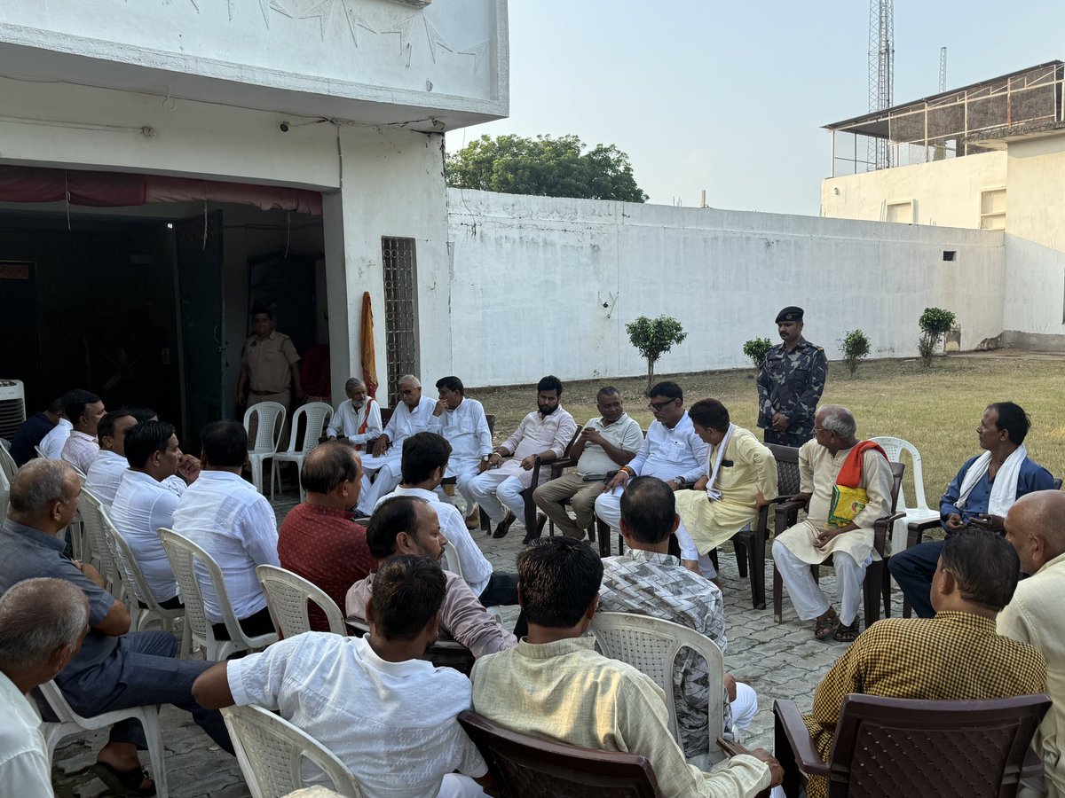 SubratPathak12's tweet image. बिधूना विधानसभा में भाजपा के वरिष्ठ नेता पूर्व विधानसभा अध्यक्ष श्री धनी राम वर्मा जी के पुत्र श्री गुड्डू वर्मा जी के पुत्र का पिछले दिनों रुस में निधन हों गया  था आज उनके आवास पहुँच कर परिजनों को सांत्वना दी और मृतक की आत्मा की शांति हेतु ईश्वर से प्रार्थना की ।